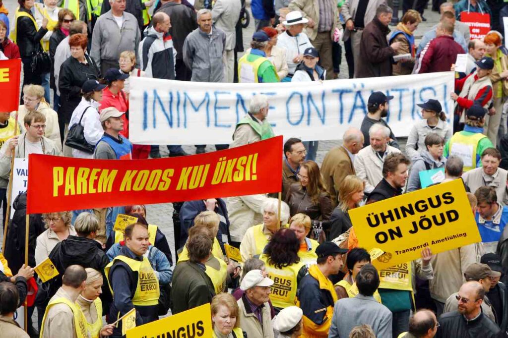 2009. aastal koguneti Ametiühingute Keskliidu eestvedamisel Toompeale uue töölepingu seaduse vastu piketeerima. Foto: Marko Mumm / Scanpix