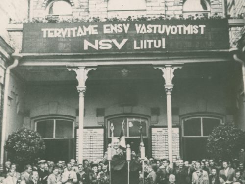 Moskvast saabunud Johannes Vares kuulutamas Balti jaamas välja ENSVd. Foto: Rahvusarhiiv