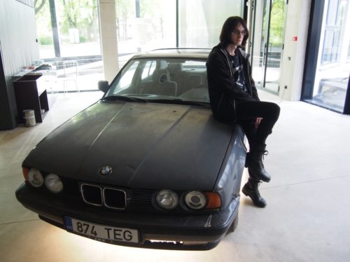 EKA aatriumis olev BMW on osa kunstnik Tõnis Laursoni installatsioonist „Meenutusi tühjast ajast”. Foto: press