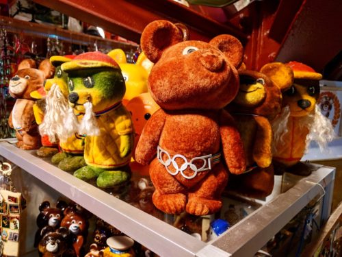 Moskva olümpiamängude maskotid lähevad suveniiridena endiselt müügiks. Foto: Chris Chambers