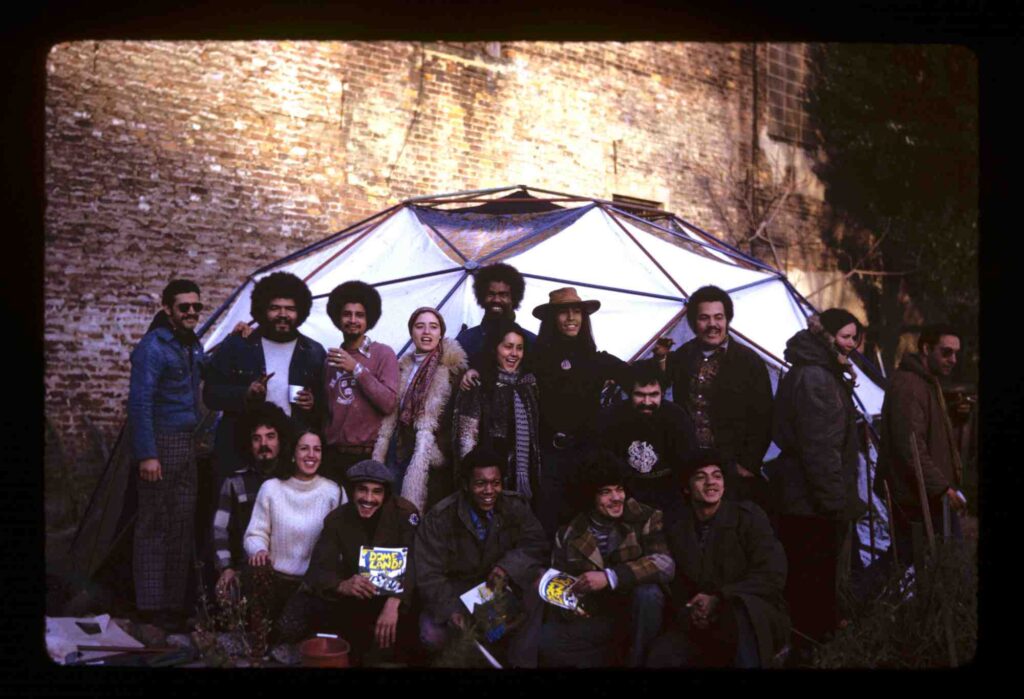 Aktivistide grupp CHARAS koos geodeetilise kupliga Bowery Houstoni kogukonnaaias (tuntud kui Liz Christy kogukonnaaed), u 1975. Foto: William Brunson 