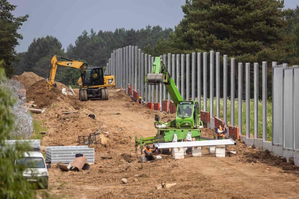 Lõik vähem kui poole aastaga valminud 186 kilomeetri pikkusest Poola-Valgevene piiritarast. Foto: Wojtek Radwanski / AFP