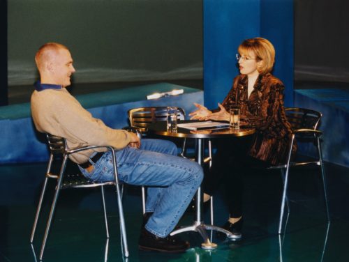 Saate „Insider” stuudio 1999. aastal. Vasakult majandusanalüütik Hardo Pajula ja saatejuht Marica Lillemets. Foto: Ülo Josing / ERR