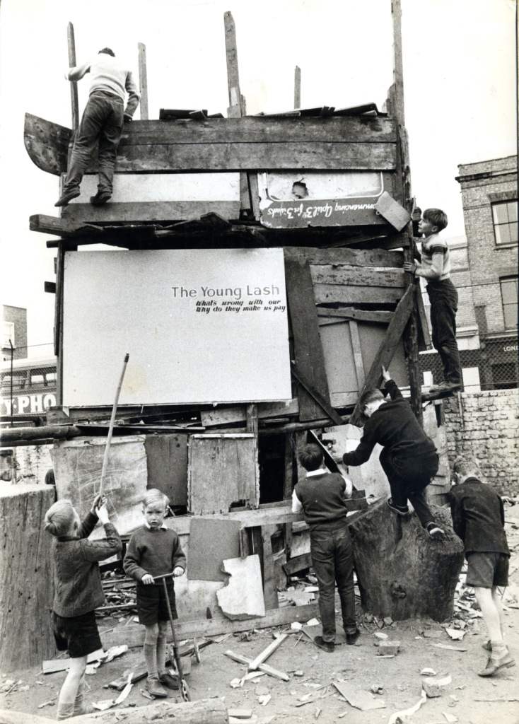 Notting Hilli kolahoov 1960ndatel. Juba esimeste kolahoovide põhieesmärk oli pakkuda lastele ja noortele autonoomiat, omal käel tegutsemist. Kombineerituna kõikvõimaliku kolaga sütitab see loovuse. Foto: RBKC Local Studies & Archives.