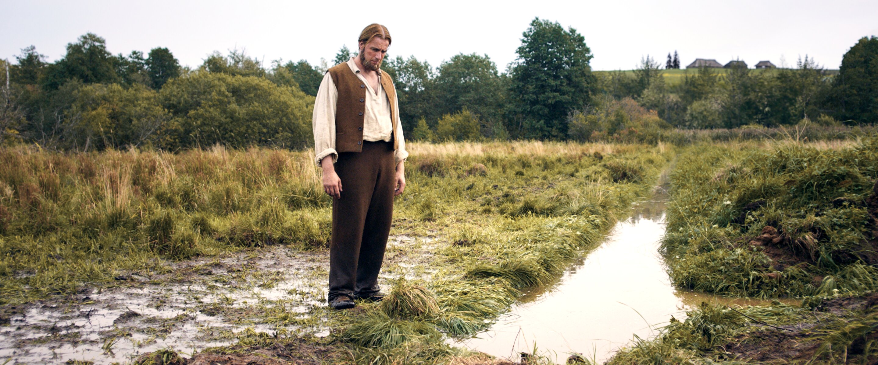 Andres (Priit Loog) vaatab, käed rippus, kuivenduskraavi, mille kiuslik naabrimees Pearu on täis paisutanud. Foto: kaader filmist