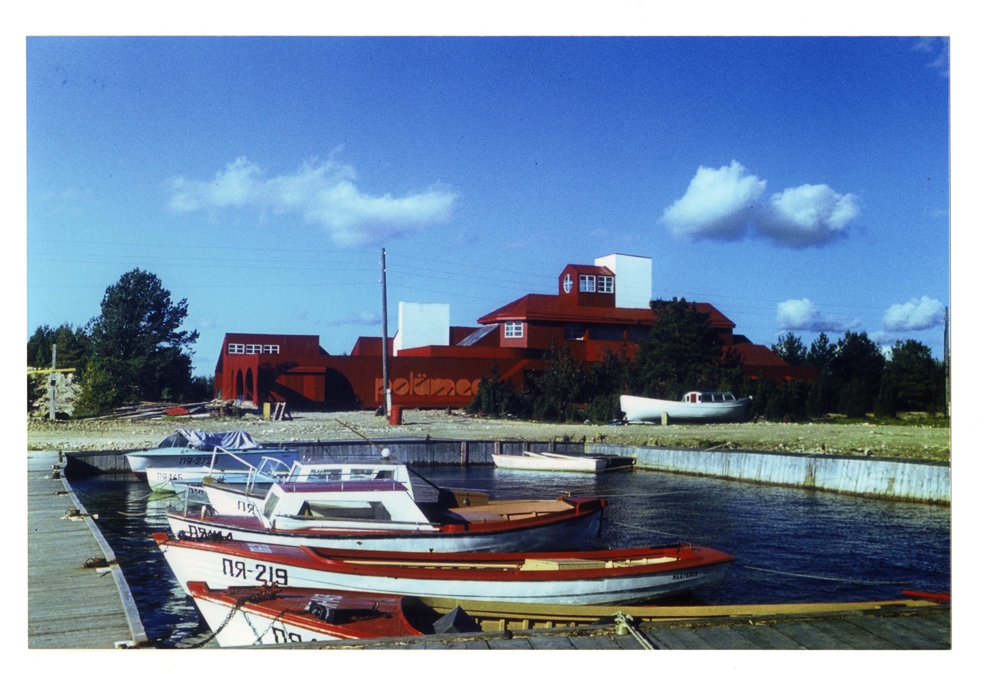 Polümeeri puhkebaas Paatsalus. Arhitekt Toomas Rein, sisearhitekt Juta Lember, 1976–1979. Foto: Jüri Varus / Eesti Arhitektuurimuuseum