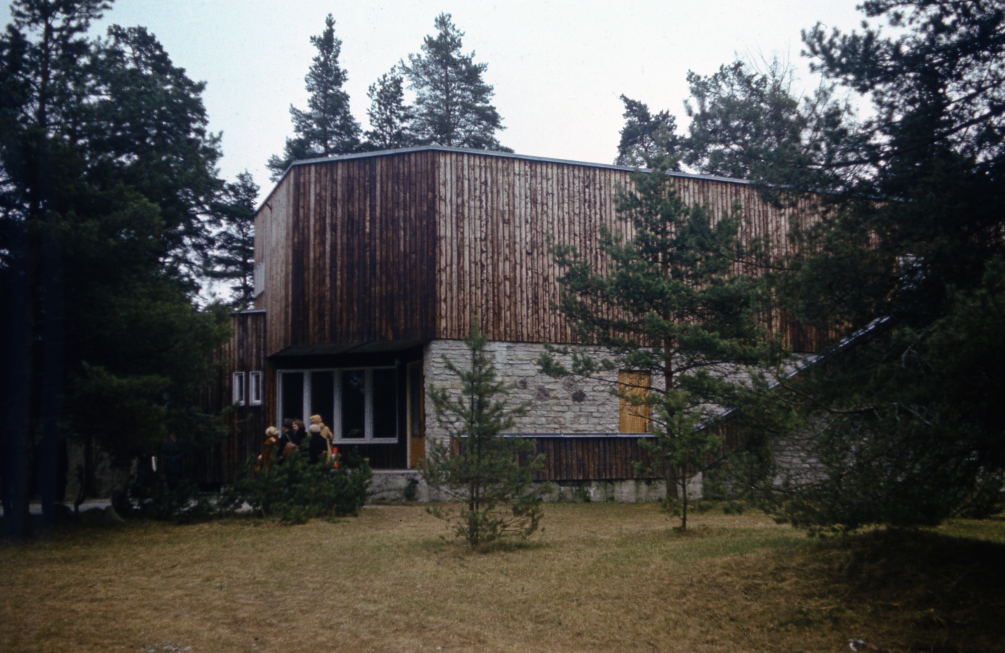 Põllumajanduse Ministeeriumi Ehitus-Montaaživalitsuse Tugamanni jahimaja Vääna jõe ääres. Arhitekt Henno Sepmann, 1970–1973. Foto: Enno Raag / Eesti Arhitektuurimuuseum