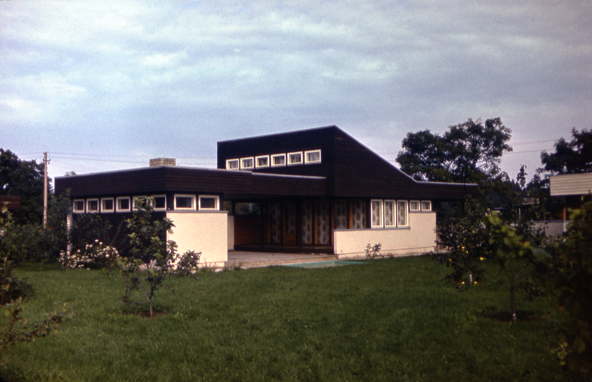 Lembit Aljaste projekteeritud ühest servast tõusva pööningukorrusega suvilat ehitati 1970. aastatel mitmetesse aianduskoopertiividesse. Foto: Eesti Arhitektuurimuuseum