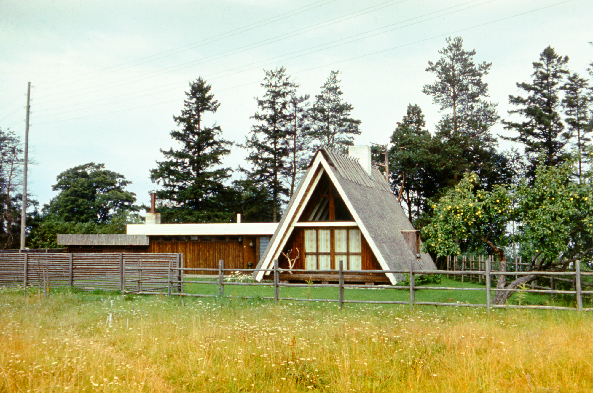 Telksuvila (ingl A-frame) kooperatiivis Romantik Rannamõisas. Arhitekt Hindrek Piiber, 1973. Foto: Enno Raag / Eesti Arhitektuurimuuseum