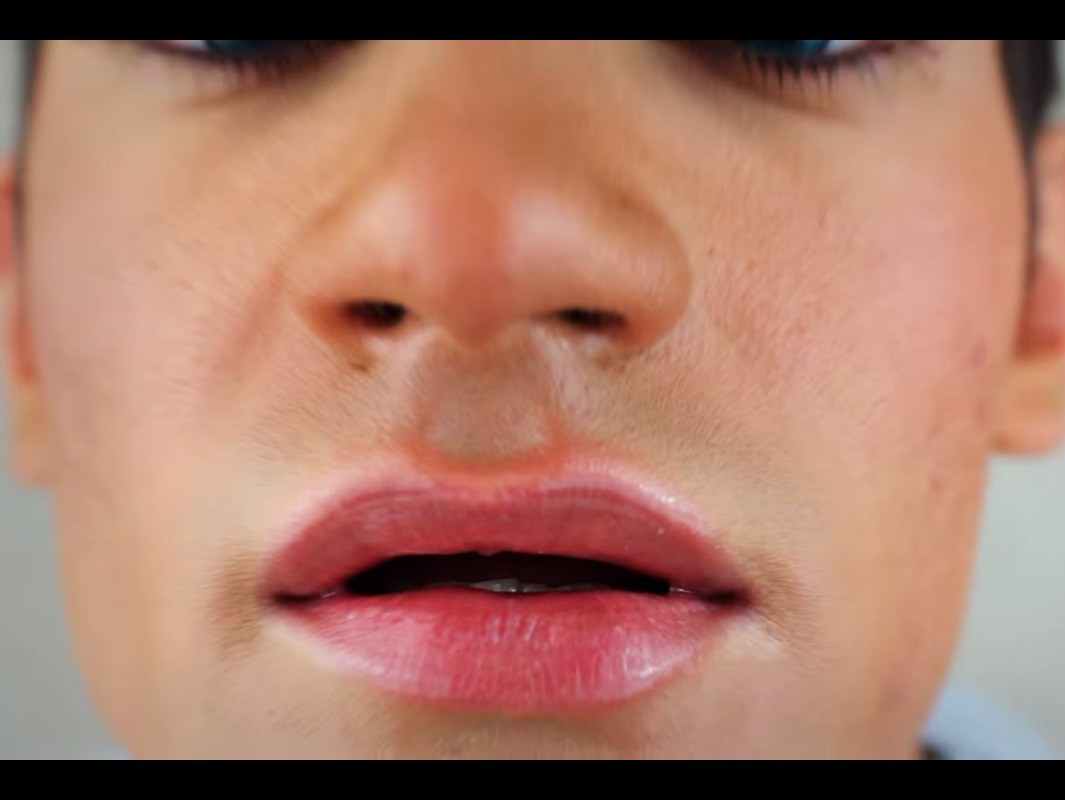 Kunstripsmete ja beebiroosa huuleläikega humanoidinäoga noormees Tony Bomboni, kelle „The Most Relaxing ASMR Video Ever Made” Youtube'ist vaadatav on.