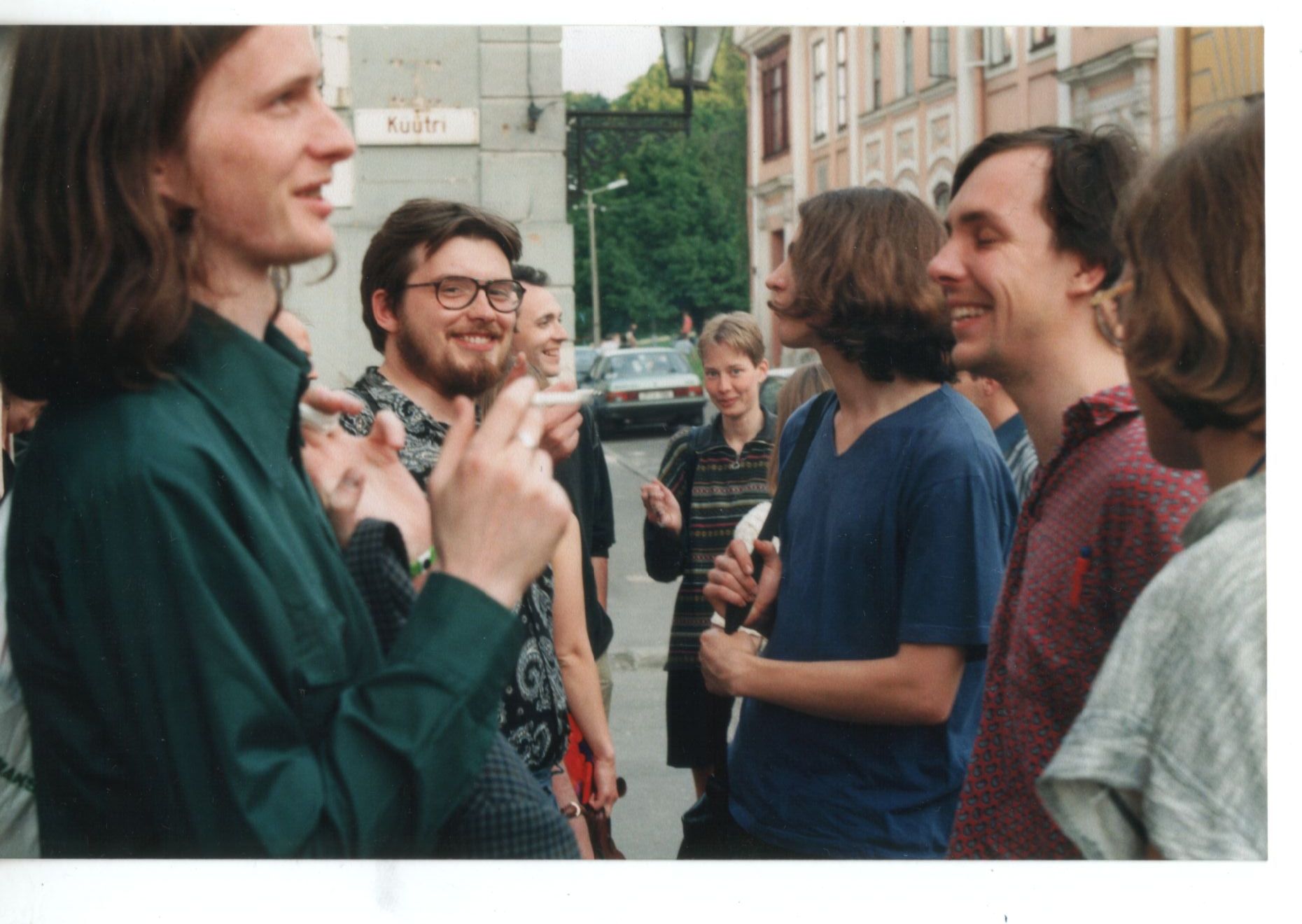Erakkond + sõbrad.  Pildil (vasakult): Mehis Heinsaar, Aare Pilv, Jaan Kangilaski, Ann Veismann, Andreas Kalkun, Lauri Sommer, Marko Kompus. Ilmselt mai 1997. Foto: erakogu