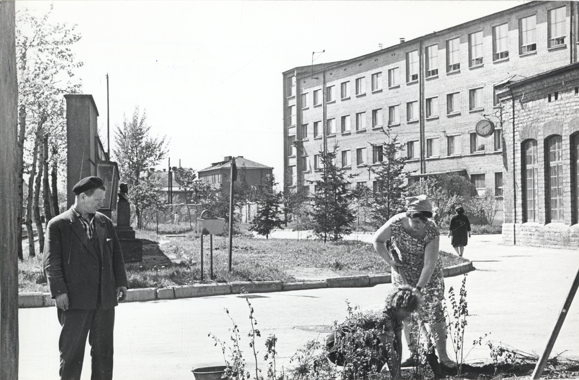 Aianduslikud ettevõtmised tehase sisehoovis. Foto: Rahvusarhiivi fotoarhiiv