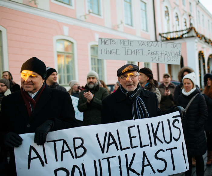 Kodanikud 2016. aasta detsembris metsaseaduse vastu piketeerimas. Foto: Priit Mürk