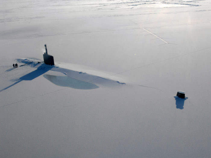 Võidujooks põhjapoolusele sunnib suurriike arendama arktilistesse oludesse sobivat relvastust. Pildil on Ameerika mereväe allveelaev USS Annapolis pärast meetripaksusest jääkihist läbimurdmist nn jääharjutuste (ICEX) käigus. Foto: Tiffani M. Jones / USA merevägi / AFP Photo / Scanpix