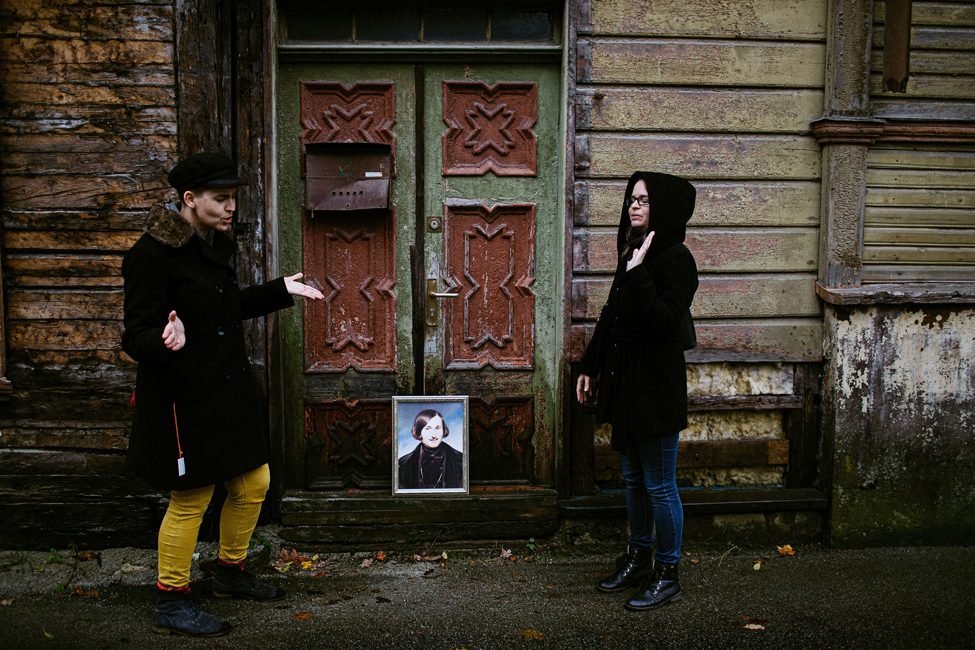 Team „Gogol” kusagil Kadriorus, (vasakult) Kaisa Ling, Gogol, Maia Tammjärv. Foto: Priit Mürk / ERR