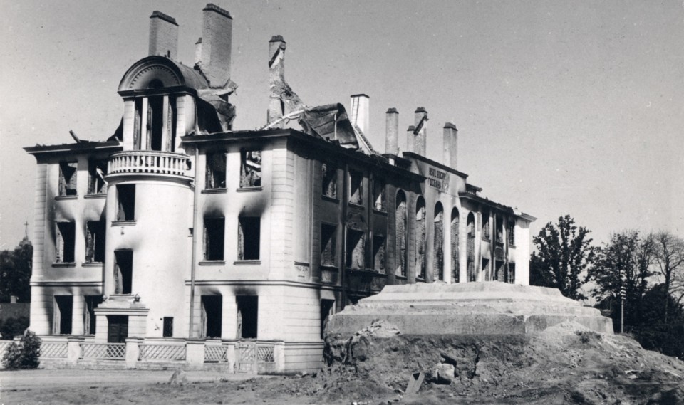 1941. aasta suvel purustatud Viljandi vabadussõja sammas ja Eesti Panga hoone. Foto: Viljandi Muuseumi fotokogu