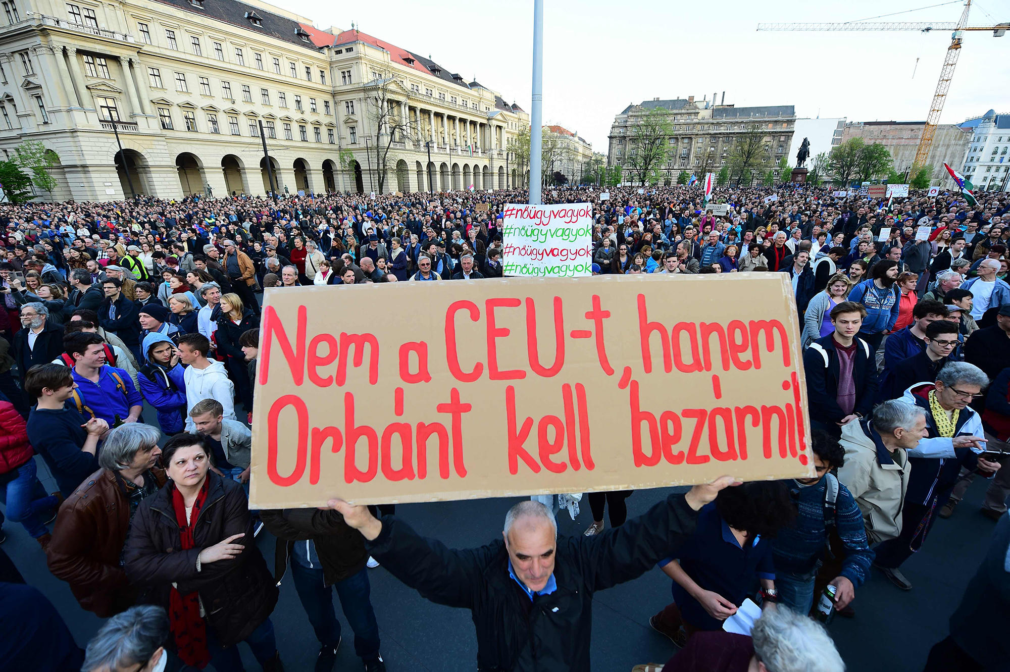 Meeleavaldaja hoiab käes silti „Ärge sulgege Kesk-Euroopa Ülikooli, Viktor Orbán vangi“. Foto: Attila Kisbenedek