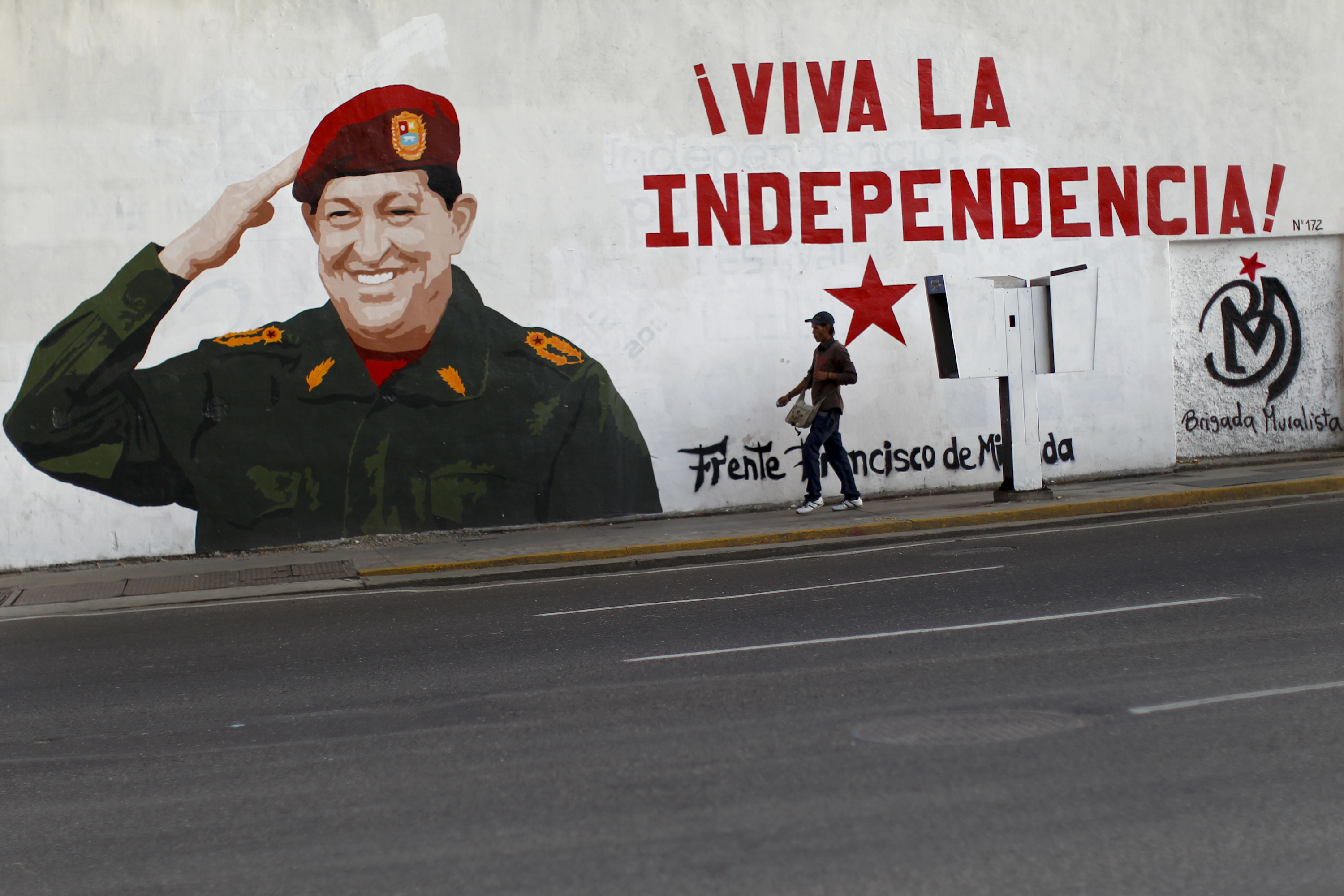 Venezuela rahva kiindumus endisesse presidenti Hugo Chávezesse vaatab vastu arvukatelt tänavamaalingutelt. Foto: Jorge Silva / Reuters