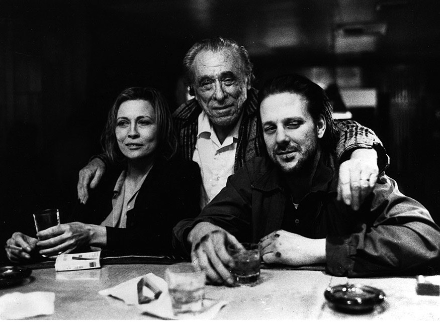 Bukowski sõpradega: Faye Dunaway, Charles Bukowski ja Mickey Rourke  „Baarikärbse" võtteplatsil.