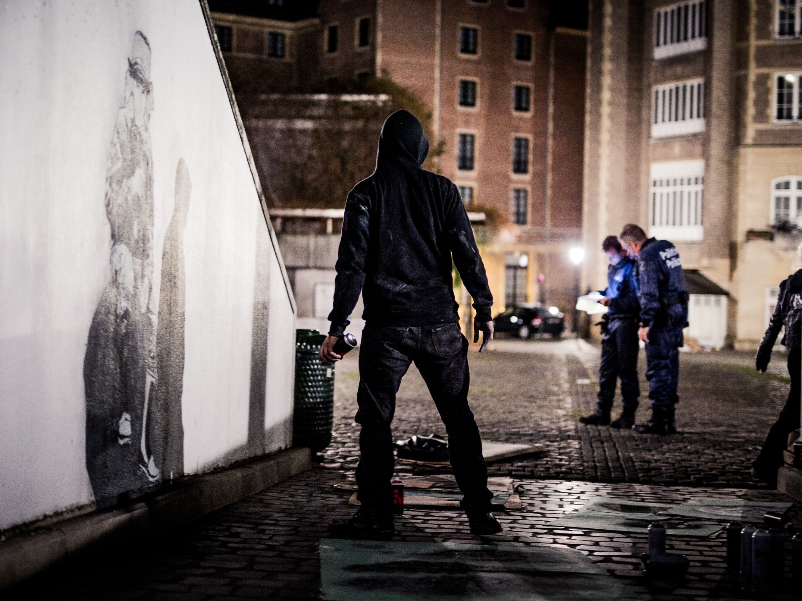 Edward von Lõngus ööpimeduses Brüsseli tänaval. Foto: Ruudu Rahumaru