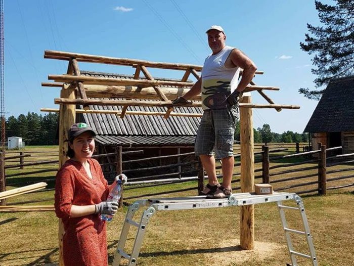 Eva Mustonen koos Seto Talumuuseumi ehitusmehega kunstiteost ette valmistamas. Foto: Kunstnikud kogudes