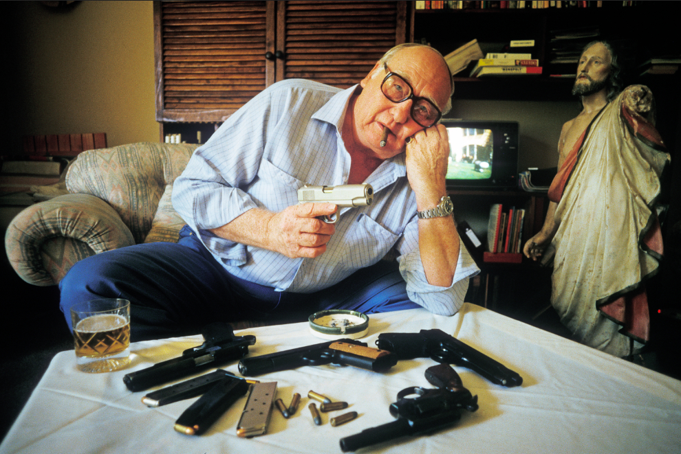 Valge Lõuna-Aafrika 64-aastane pensionär Larry Bennett näitab Johannesburgis oma tulirelvade kollektsiooni. Foto: Juhan Kuus, Sipa press, märts 1986