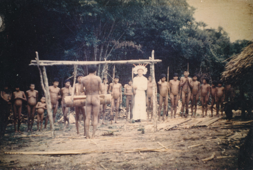 Alexander F. Bendoraitis among Indians. Photo: Artist's archive.