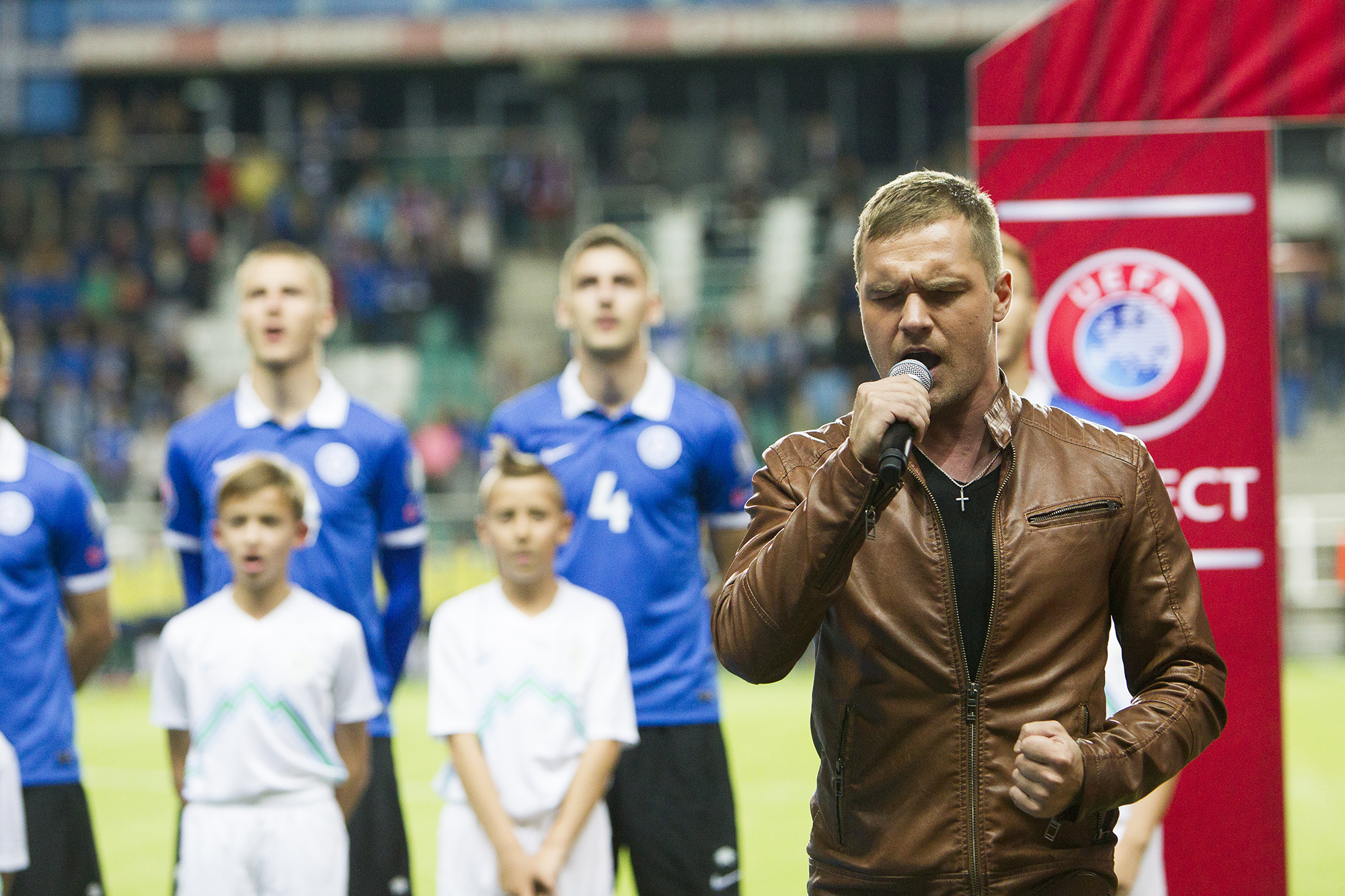 Ott Lepland esitamas Eesti hümni jalgpalli 2016. a EMi Eesti-Sloveenia valikmängul. Foto: Laura Oks / Õhtuleht / Scanpix