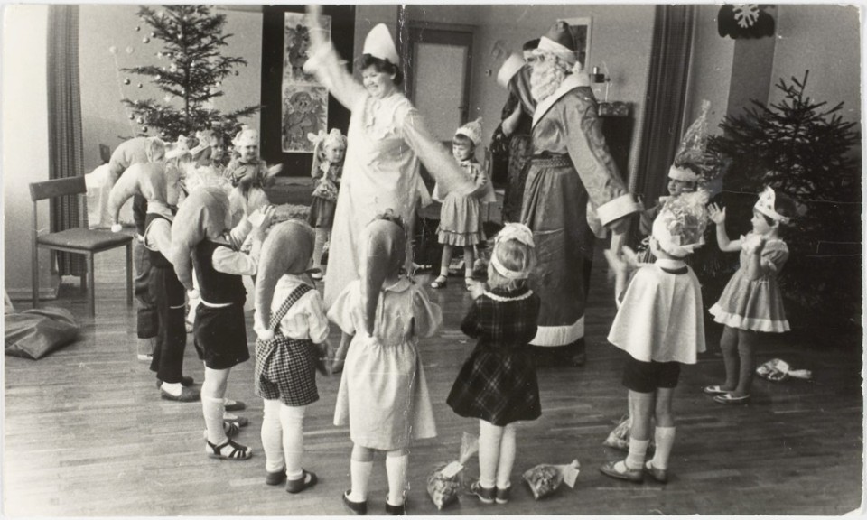 ERM Fk 2909:1339 Saadjärve kolhoosi lastepäevakodu nääripidu 1986. a. Fotograaf teadmata.