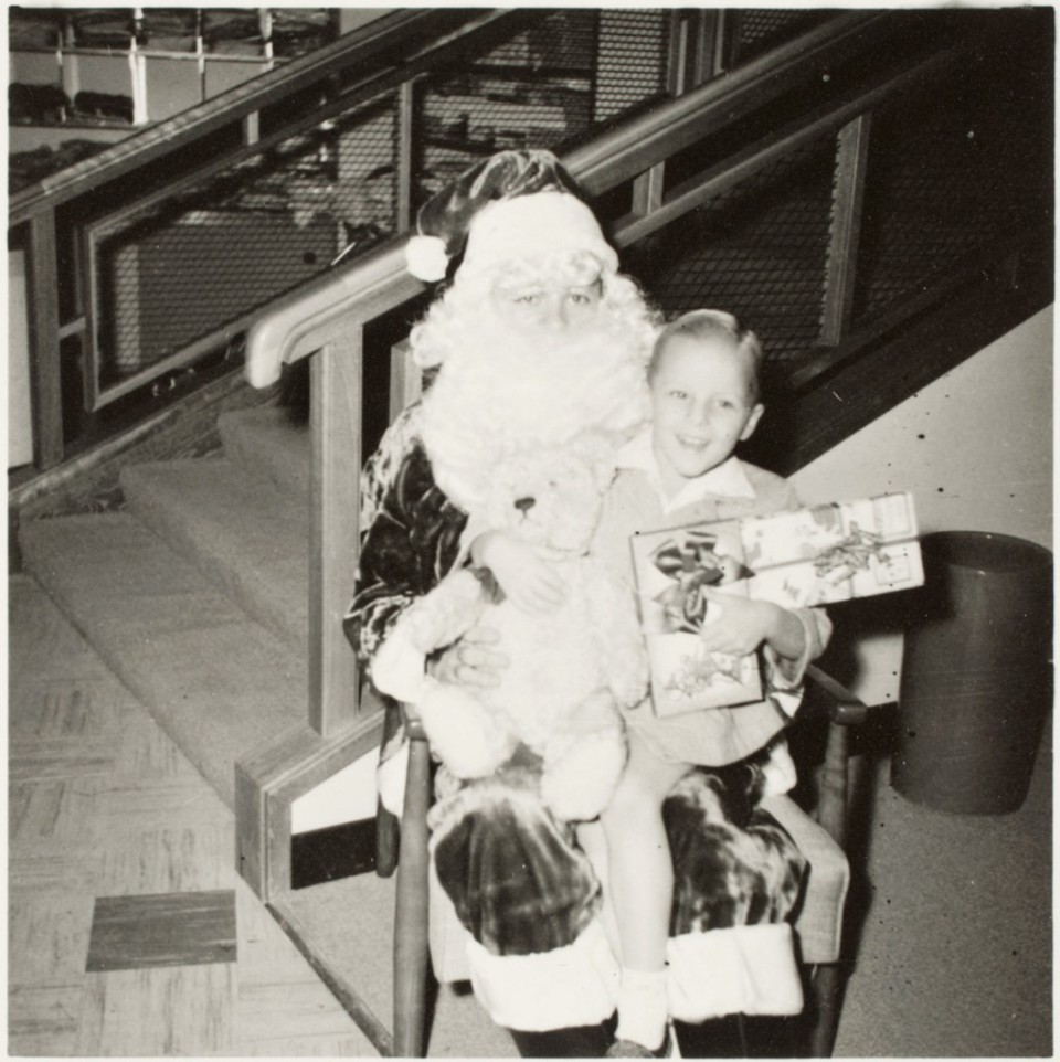 ERM Fk 2960: 9165 Hans Fred jõuluvana süles istumas umbes 1950–1960. aastatel USA-s. Fotograaf teadmata.
