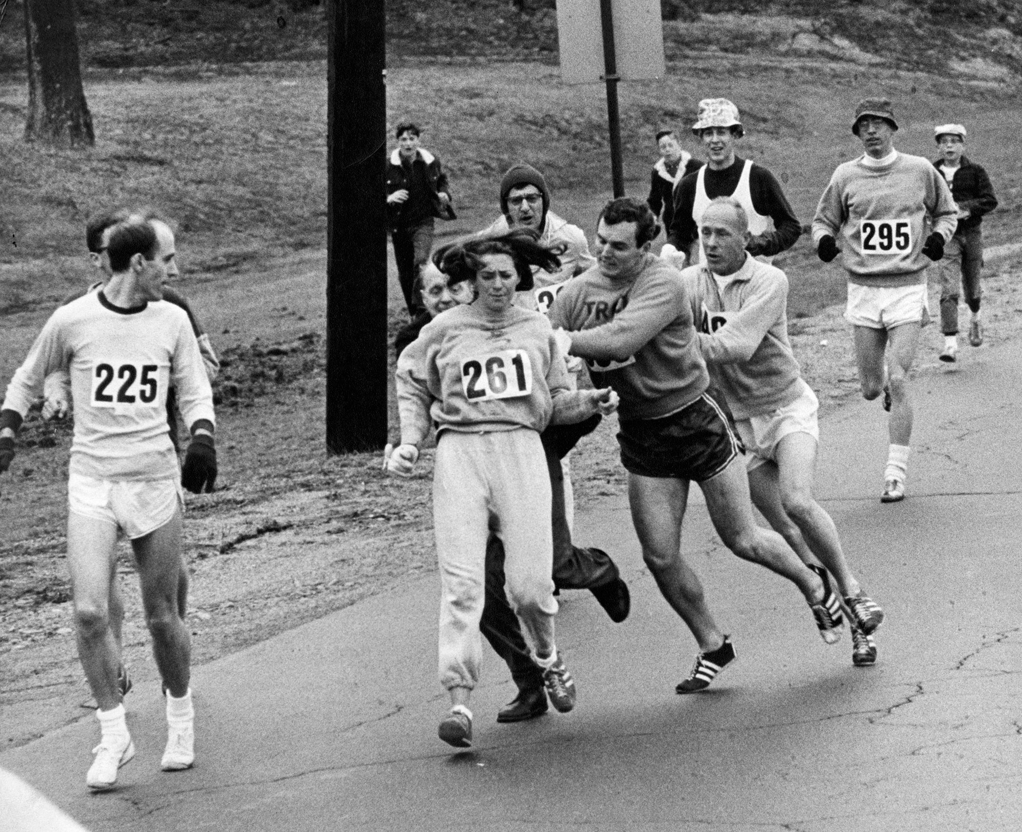 Kathrine Switzer 1967. aastal esimese registreeritud naisena Bostoni maratoni läbimas. Ikooniline fototabamus hetkest, mil jooksu korraldaja Jock Semple üritab Switzerilt numbrit ära tõmmata. Tänu kaasvõistlejate, kelle hulgas oli ka Switzeri elukaaslane, toetusele ja sekkumisele õnnestus naisel legendaarne võistlus küll lõpetada, aga ametlikult lubati naised Bostoni maratonile alles 1972. aastal. Foto: Paul Connell / The Boston Globe / Getty