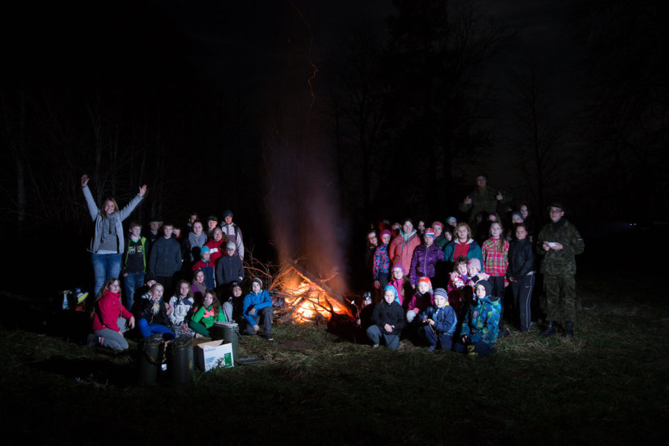 Traditsiooniline Vana-Kuuste öömatk 30. aprilli hilisõhtul, mille korraldusest võtab osa terve kogukond. Foto: Mikk Otsar