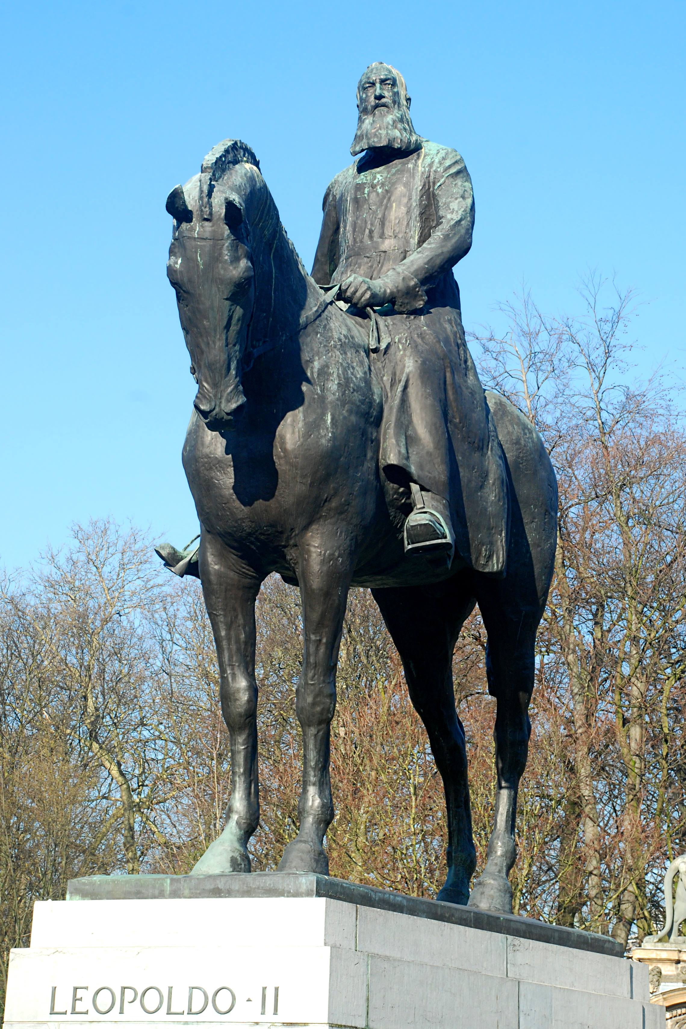 1926. aastal Brüsselisse Belgia kuningapalee taha püstitatud uhke ratsamonument Belgia kuningale Léopold II-le, kelle hingel lasuvad miljonite kongolaste elud. Foto: Wikimedia Commonsi kasutaja EmDee (CC BY-SA 3.0)