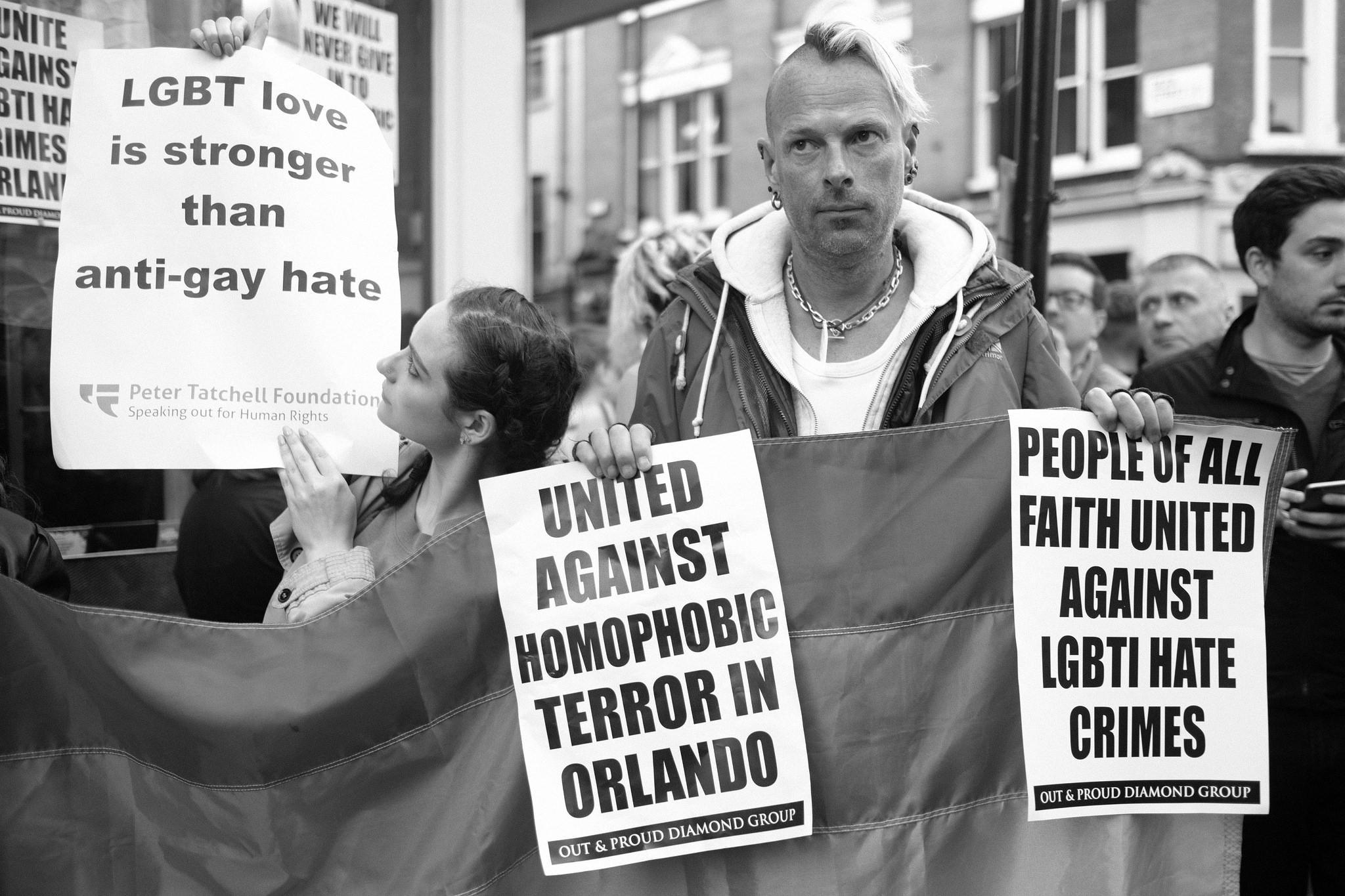 LGTB armastus on tugevam kui geide vastane vägivald - aktivistid Londoni leinaseisakul mälestamaks Orlando geiklubi tulistamises hukkunuid. Foto: Alisdare Hickson (CC BY-SA 2.0)