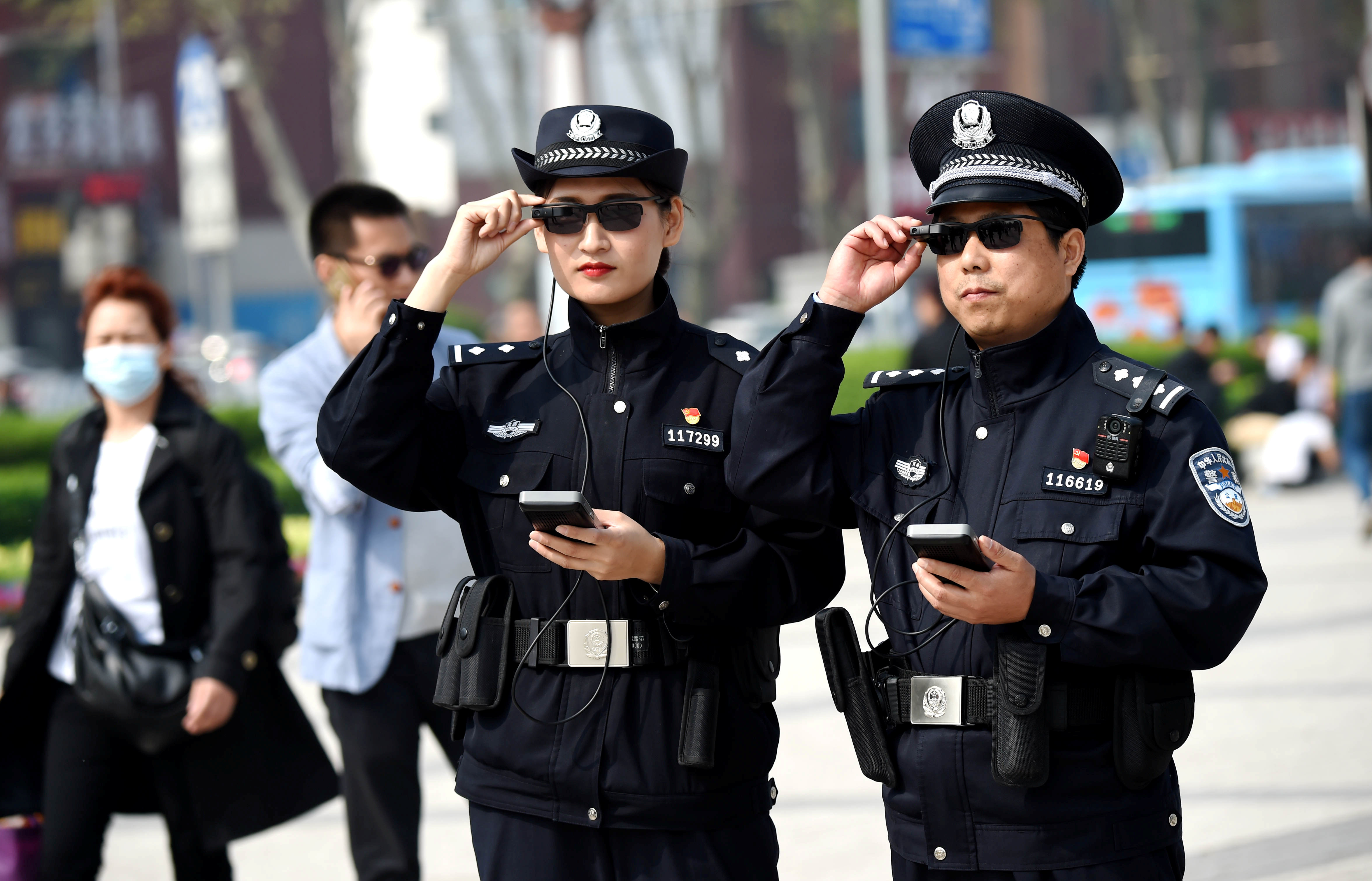 Luoyangi linna politseinikud skannivad kodanikke tehisintellektiga varustatud prillidega. Foto: China Stringer Network / Reuters / Scanpix