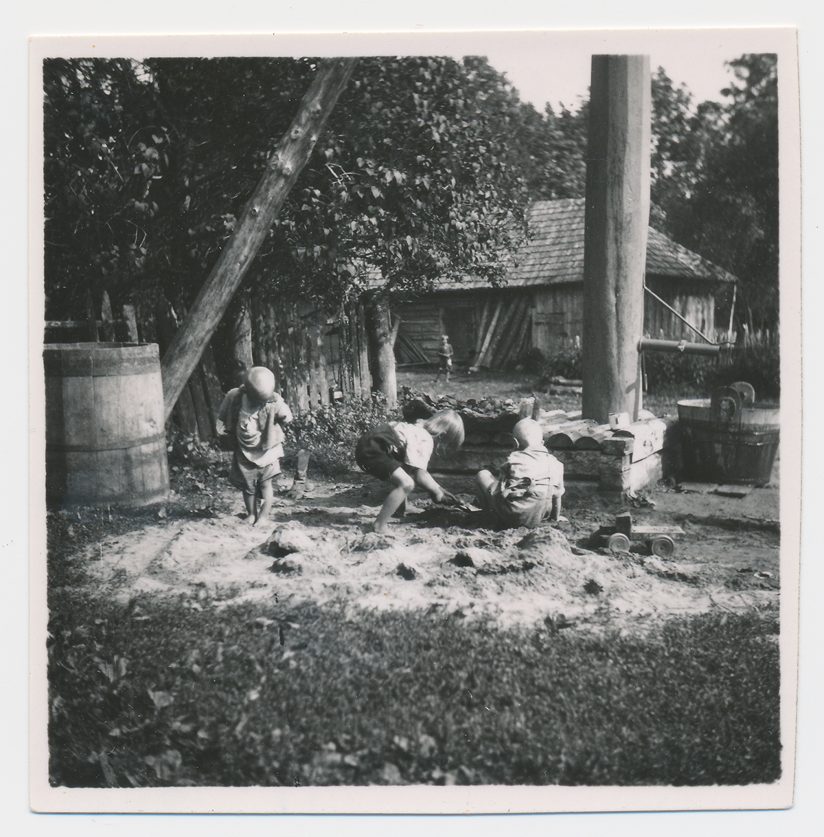 Talulapsed liivahunnikus mängimas, Nõo, Tähtvere vald, Tedre talu, 1942. Foto: Richard Viidebaum (Viidalepp) (Eesti Rahvaluule Arhiiv)