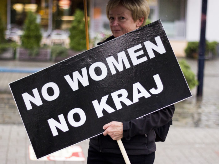 „Pole naist, pole riiki,” kõlab sõnum abordikeelu vastu protesteerija plakatil Poolas. Foto: Flickri kasutaja Iga Lubczańska (CC BY 2.0)