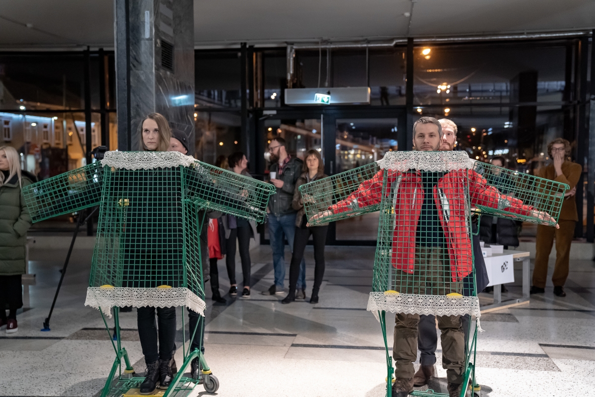 Kris Lemsalu Prisma poekärudest valmistatud inimkujulised puurid. Foto: Kent Märjamaa