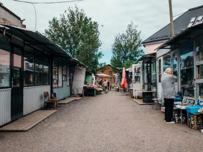 Gentrifikatsiooni kaudne ilming võib olla seegi, kui eraisikutest müüjatega traditsioonilised avaturud asenduvad turgudega, kus müüjad on pigem juriidilised isikud. Siinkohal sobib üheks näiteks ka Balti jaama turg. Fotod: Tõnu Tunnel