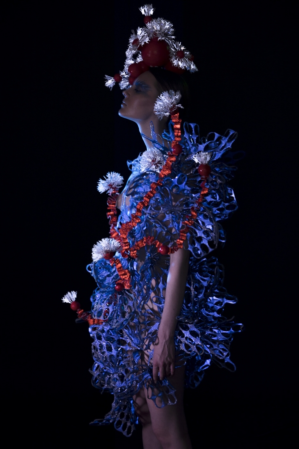 Karin Kreegi helkur „A Coral Beyond Polar”. Foto: Riina Varol, loovjuht: Liisi Eesmaa, produtsent: Piret Puppart, modell: Äli Kiivet, meik ja soeng: Gerda Miller