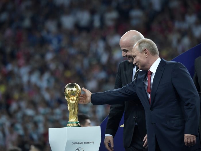 Venemaa president Vladimir Putin paitamas Moskvas peetud jalgpalli MMi finaali järel Jules Rimet’ nimelist karikat. Kuidas poseerivad spordimaailma hinnatuima trofeega kolme aasta pärast Katari šeigid? Foto: Aleksei Nikolski / Sputnik / Scanpix