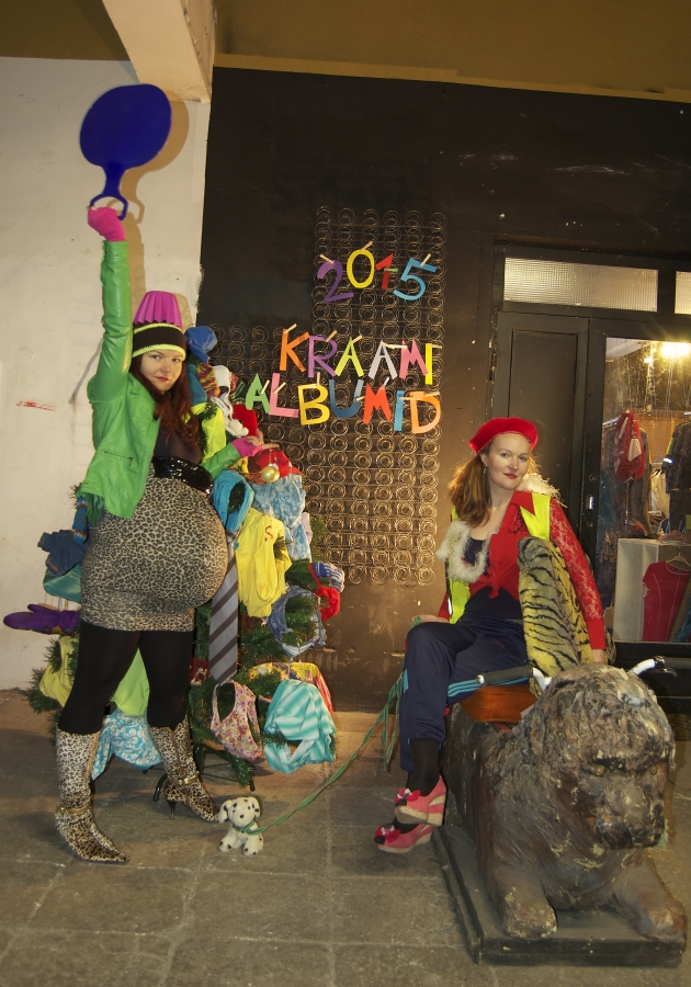 Minna Hint ja Killu Sukmit artist-run space’i Kraam ukse ees. Foto: Killu Sukmit
