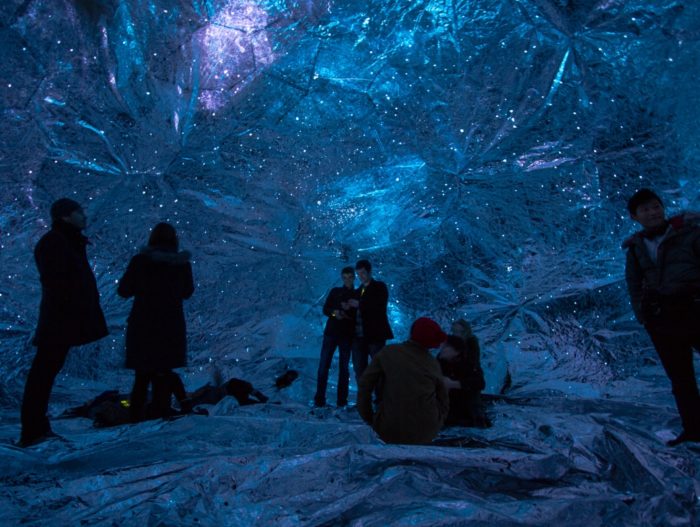 OSMO ehk NASA kangast valmistatud sfäär, mis imiteerib tähistaevast ja mida saab festivali jooksul külastada. Fotod: Loop.pH