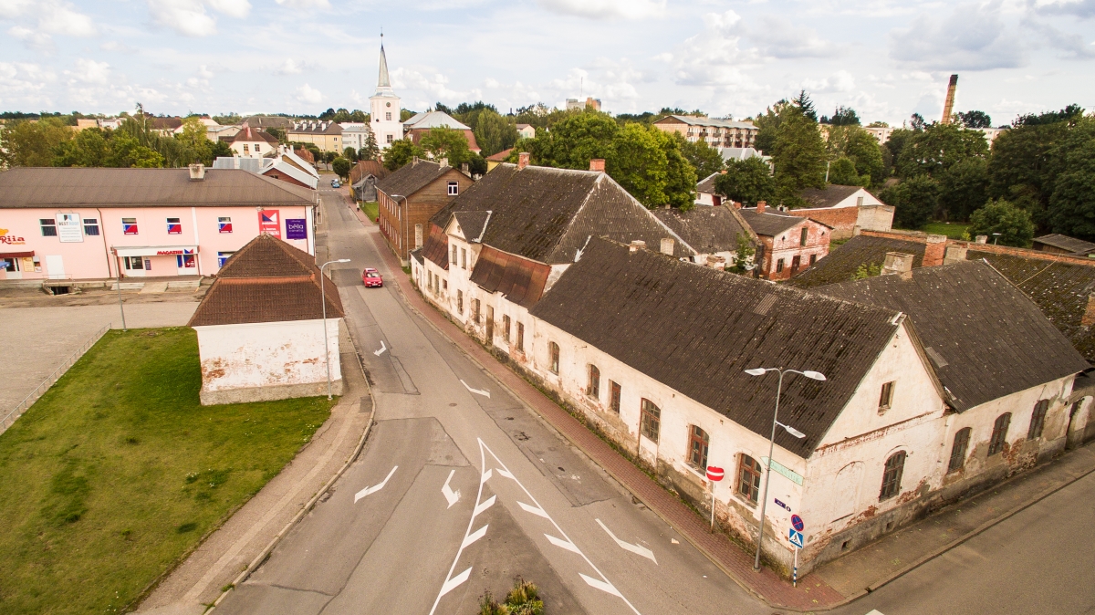 Valga ajalooline kreisihoone ja Riia tänav enne linnasüdame uuenduskuuri. Foto: Valga vallavalitsus