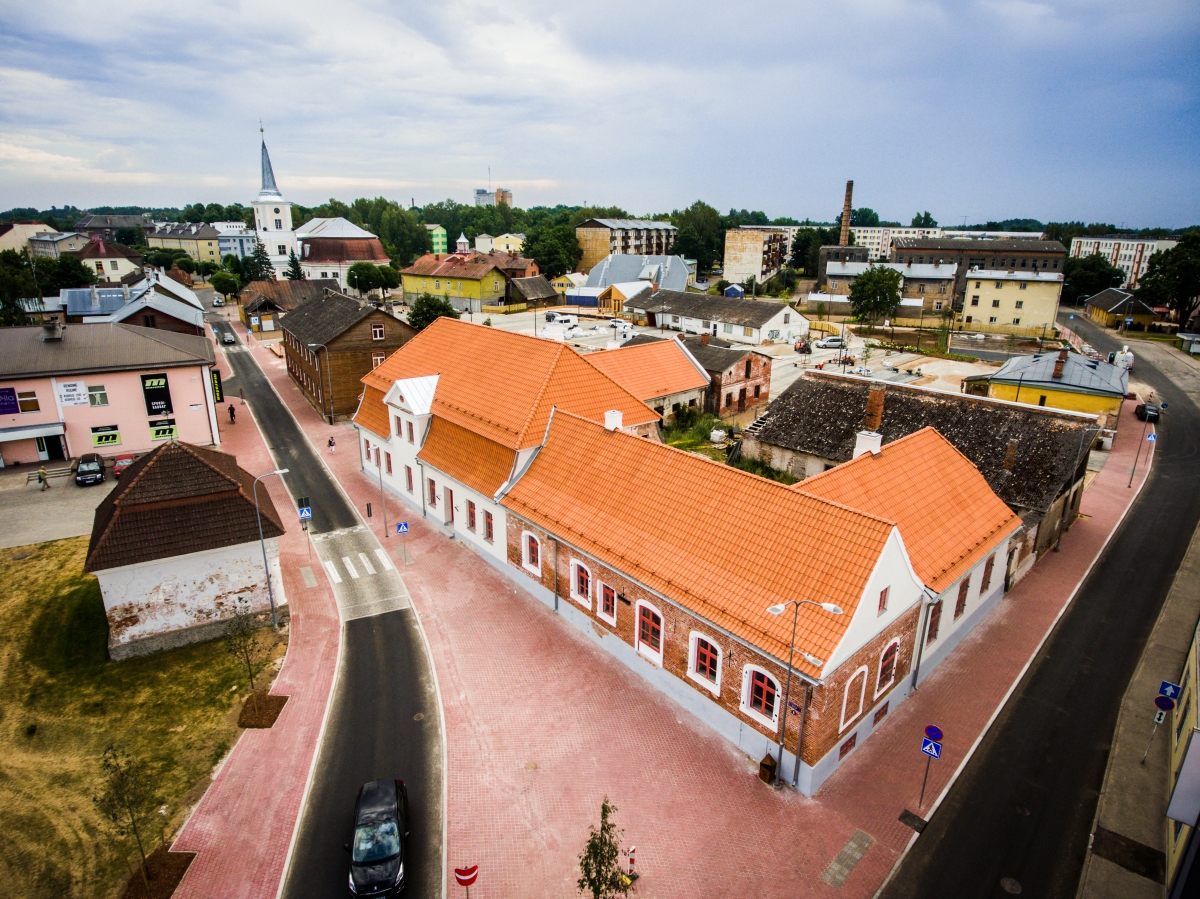 Kreisihoone ja selle ümbrus pärast Valga uue keskväljaku projekti valmimist. Foto: Anastasya Kikkas