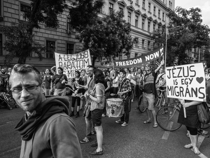 Ungarlastest ning sealsetest immigrantidest ja põgenikest koosneva solidaarsusgrupi Migszol protest. Foto: Ádám Szedlák (CC BY 2.0)
