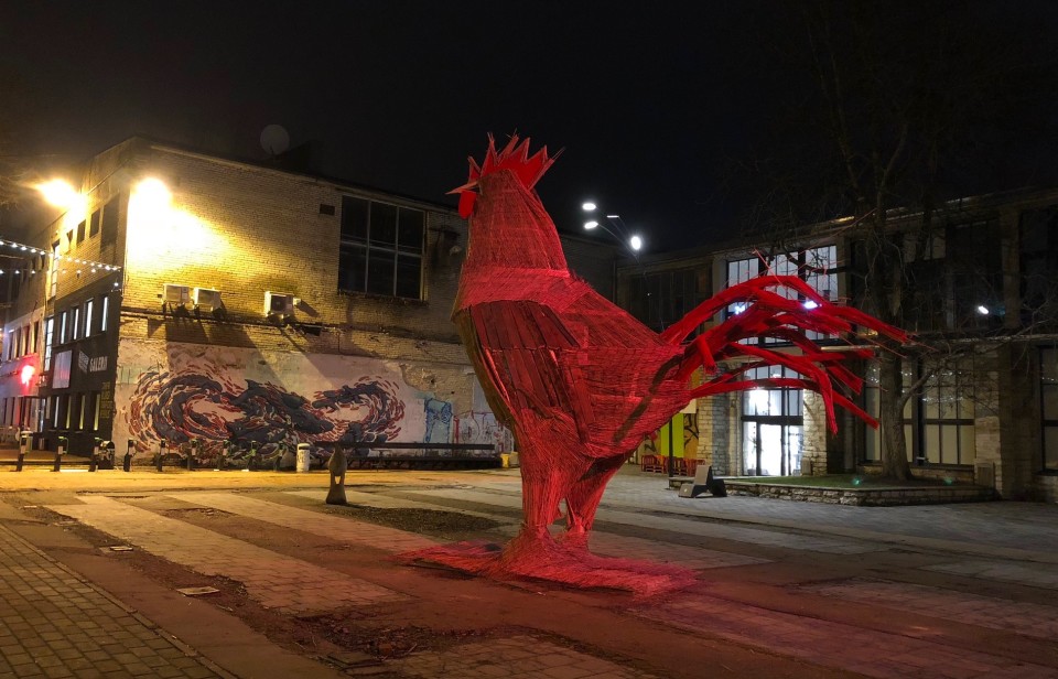 „Põleva Kuke” skulptuur Telliskivi Loomelinnakus. Foto: press