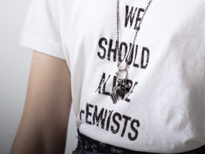 Diori särk „We Should All Be Feminists”. Foto: YouTube’i kuvatõmmis