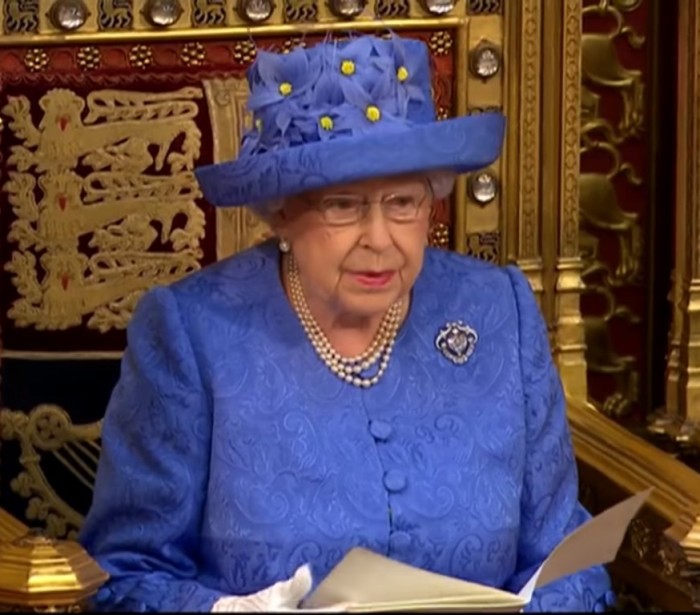 Elizabeth II kübar Briti parlamendi avaistungil väljendas paljude arvates kuninganna meelsust Brexiti suhtes. Foto: YouTube’i kuvatõmmis (CNN)