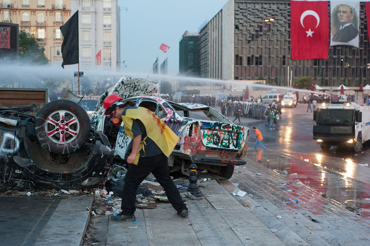 2013. aastal, pärast Erdoğani kümneaastast võimulolekut, toimusid üle Türgi suured valitsuse seatud piirangute vastased meeleavaldused. Pildil ajab mässupolitsei Taksimi väljakul Istanbulis protestijaid laiali. Foto: Mstyslav Chernov CC BY-SA 3.0